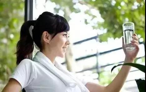 喝错晨起第一杯水，影响健康一辈子！现在改还不晚...