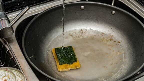 科学实验告知你家厨房刷锅洗碗的海绵有多脏