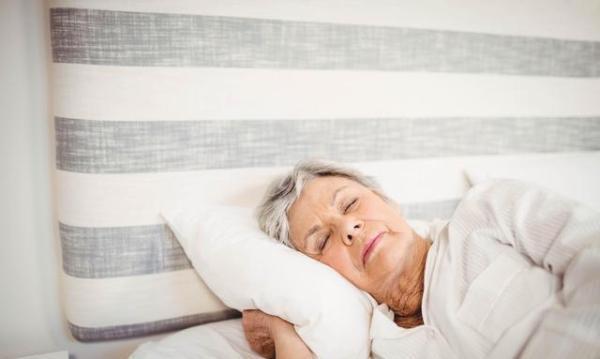 老年人睡觉前做这3件事，或有害无利，真的别再继续了