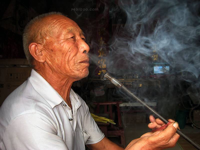 当老人相伴一生的另一半去世后，留下来的人应该怎么办？