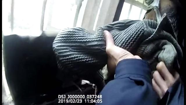 武汉八旬独居老人防盗网上自缢，民警火速救下嘱其子女多陪伴