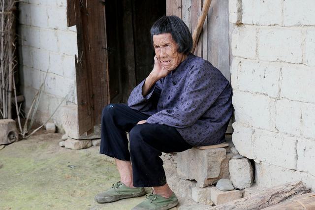 老人需要的是仅仅是陪伴和常回家看看