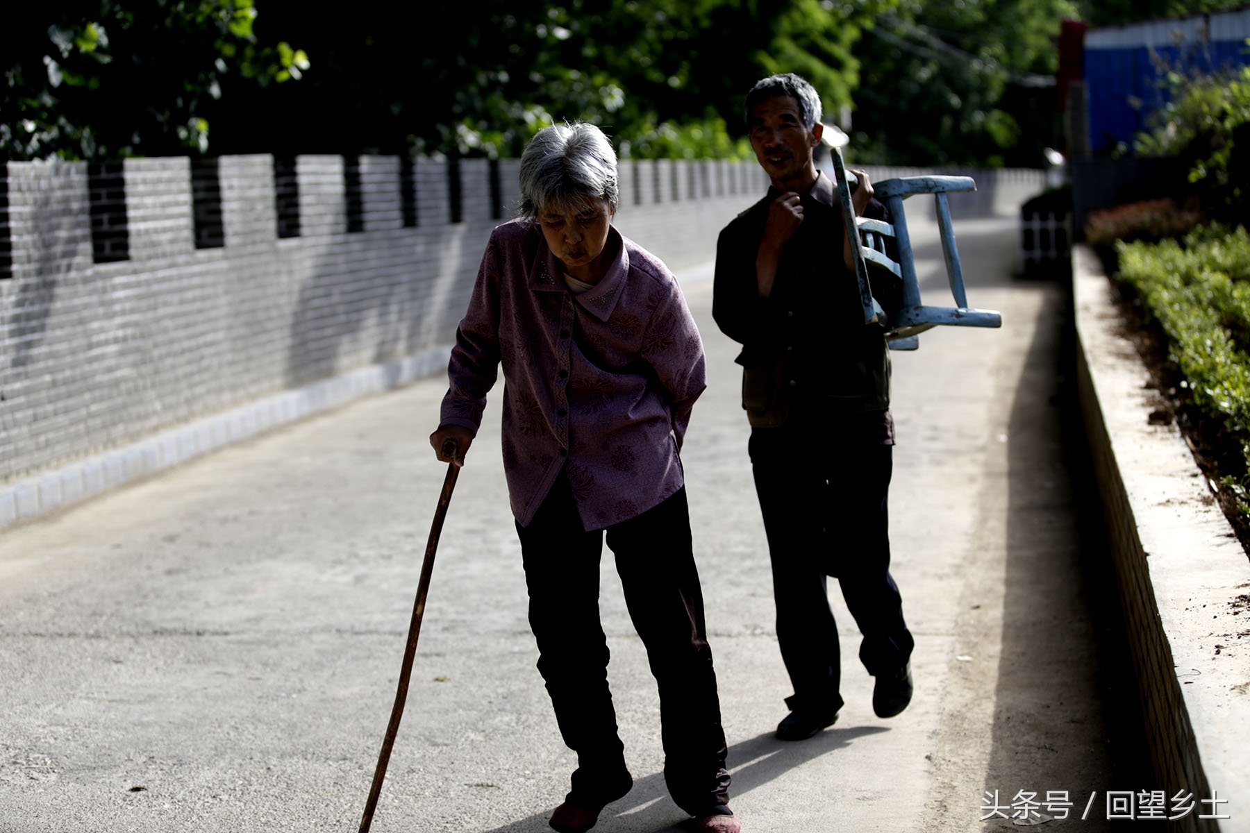这两位老人“告诉”我：生活的路上虽不尽是鲜花，只要有温馨相伴