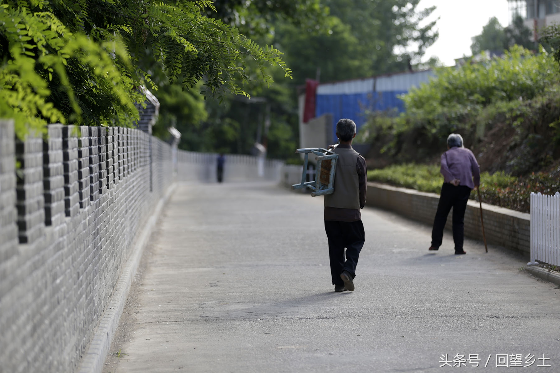这两位老人“告诉”我：生活的路上虽不尽是鲜花，只要有温馨相伴