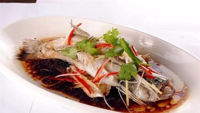 清蒸鱼好吃关键在料汁，鱼肉鲜嫩没腥味