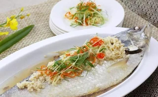 清蒸鱼好吃关键在料汁，鱼肉鲜嫩没腥味