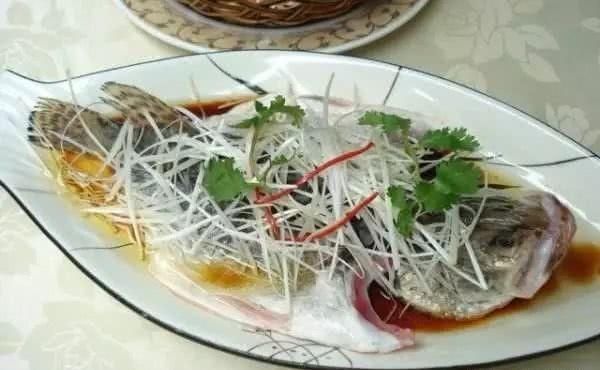 清蒸鱼好吃关键在料汁，鱼肉鲜嫩没腥味