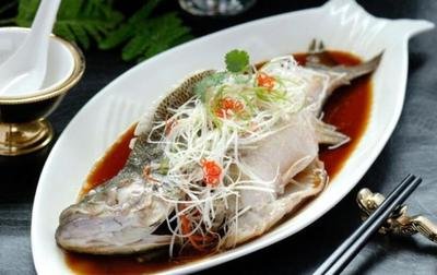 清蒸鱼好吃关键在料汁，鱼肉鲜嫩没腥味