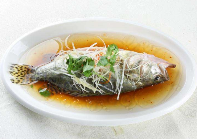清蒸鱼好吃关键在料汁，鱼肉鲜嫩没腥味