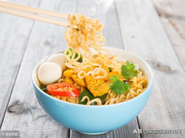 连续吃一个月方便面，对身体有什么影响？4个危害常伴左右