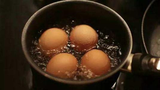 立夏之后吃煮鸡蛋，可一天最多吃几个？吃鸡蛋时别犯这几个错误