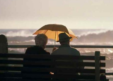 当老人相伴一生的另一半去世后，留下来的人应该怎么办