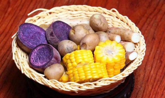 高血压的人，三餐怎么吃才健康？饭前3个原则，血压不乱升！