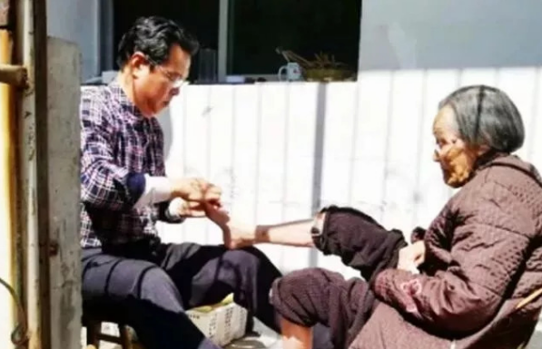 泪奔！一个男人和六个老人背后的故事感动无数人！ 