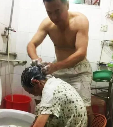 泪奔！一个男人和六个老人背后的故事感动无数人！ 