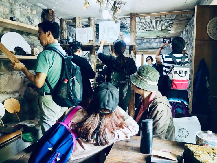 老梆子口楼村旅游拜见农民画家吕小二 ——摄影制作刘群力等