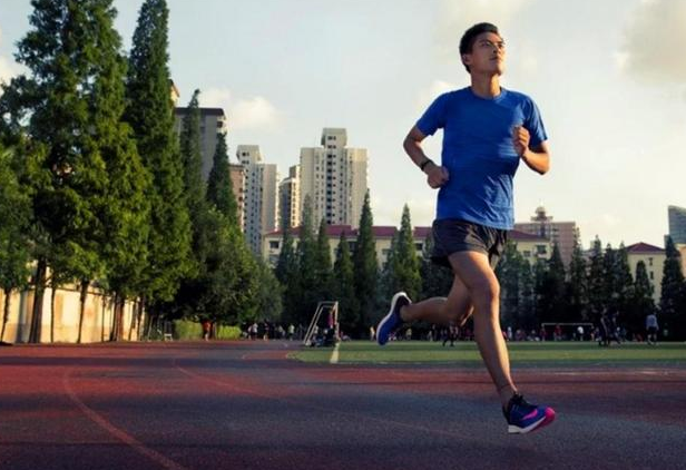 最适合青少年和老年人的运动是什么？慢跑！没有之一