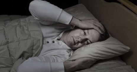 老年人常失眠危害大 5招改善老年人失眠