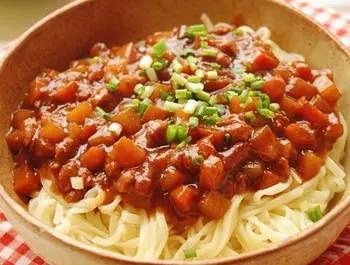 麻婆酱拌面  颜色鲜艳 美味爽口 居家必备