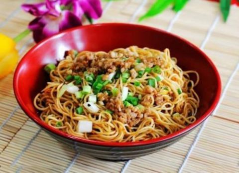麻婆酱拌面  颜色鲜艳 美味爽口 居家必备