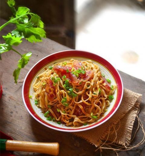 麻婆酱拌面 颜色鲜艳 美味爽口 居家必备