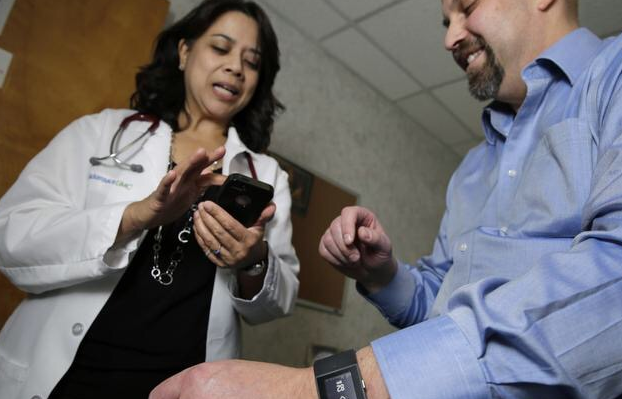 医疗手环真的可以帮助老人监测心率和血压吗？