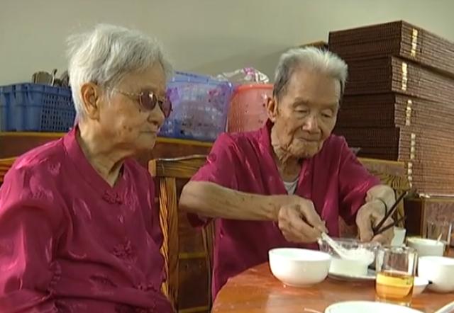 风雨同舟82载 爱情保鲜70年 这些老人相爱到老的秘籍其实很简单