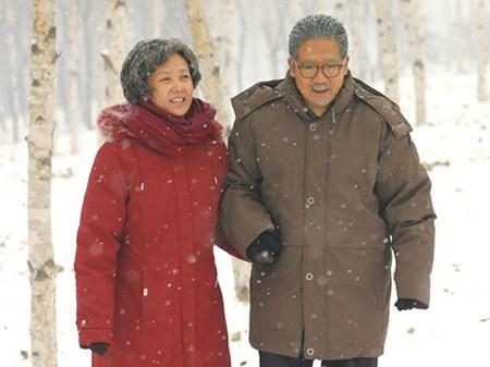 爱你就陪你一起变老，父母那平淡相伴到老的爱情故事你看过几部