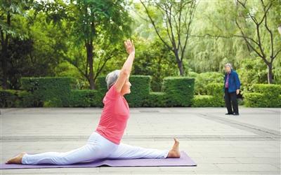 77岁奶奶苦练瑜伽11年