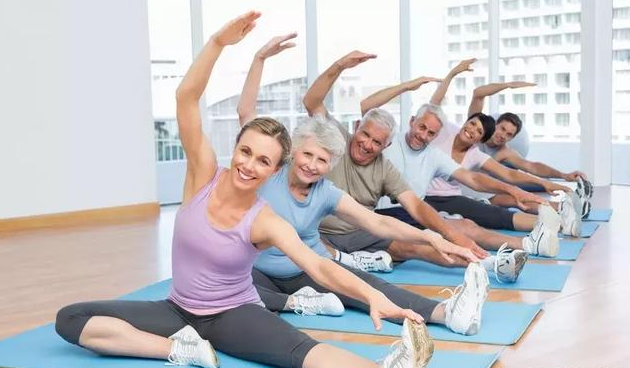 老年人能不能瑜伽？专业教练说，需要注意这些问题