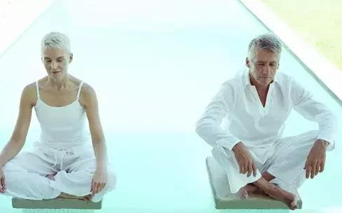 老年人能不能瑜伽？专业教练说，需要注意这些问题