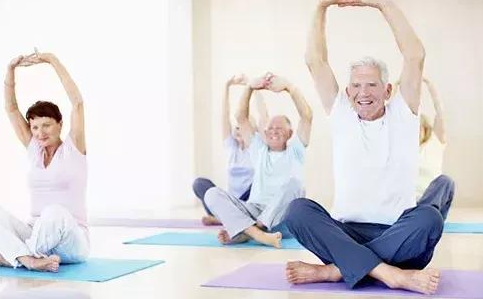 老年人能不能瑜伽？专业教练说，需要注意这些问题