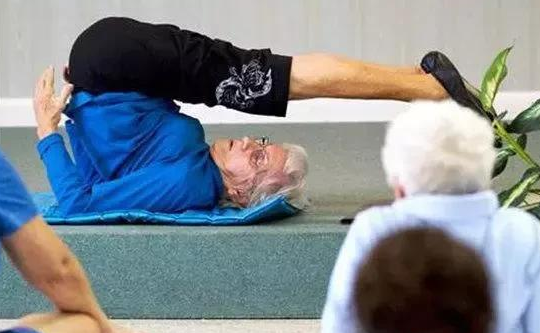 老年人能不能瑜伽？专业教练说，需要注意这些问题