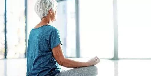 老年人能不能瑜伽？专业教练说，需要注意这些问题