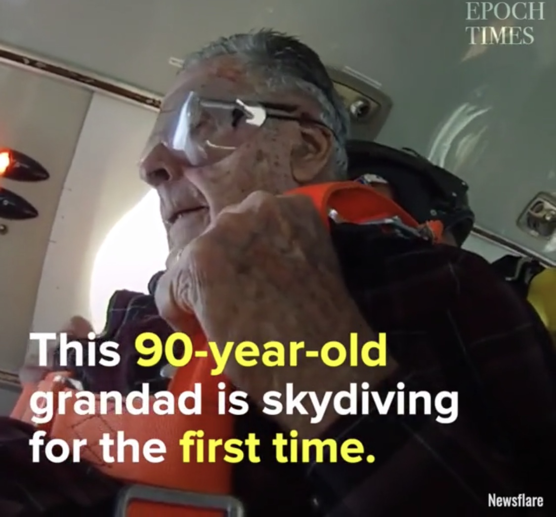 九十岁的基辛格玩跳伞，这样的老人很快乐！