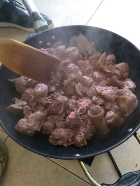 高血压“催化剂”不止是盐，还有饭桌上的3种肉，尽量少吃，血压会爆表