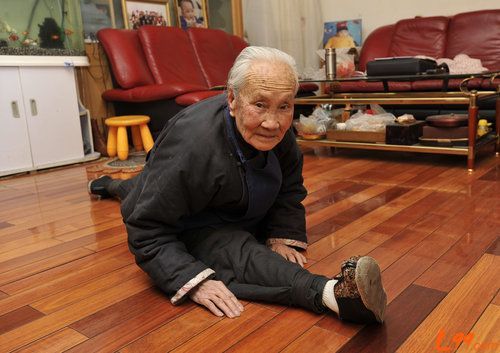 令人汗颜的疯狂老人