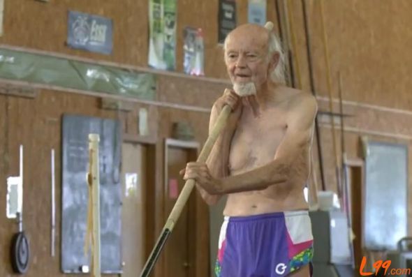 令人汗颜的疯狂老人