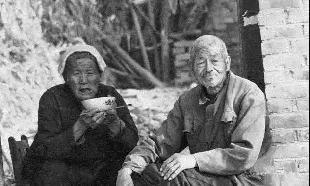 70年代农村吃饭老照片，瞬间刷爆