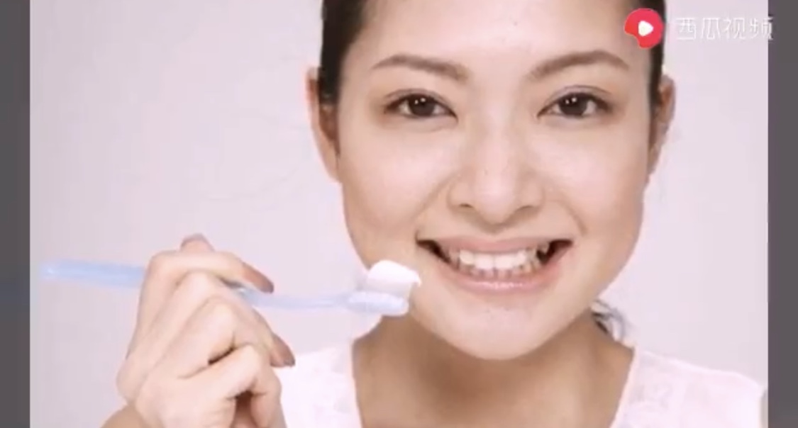 小视频  教你一招，用清水刷牙，牙垢全无