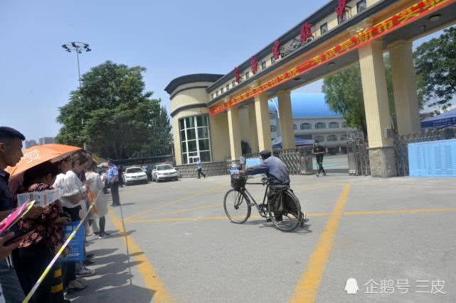 72岁“爷爷考生”19次高考后“逃”离现场：“来年不考啦”