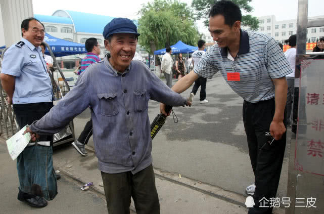 72岁“爷爷考生”19次高考后“逃”离现场：“来年不考啦”