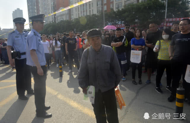 72岁“爷爷考生”19次高考后“逃”离现场：“来年不考啦”