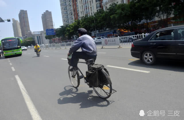 72岁“爷爷考生”19次高考后“逃”离现场：“来年不考啦”