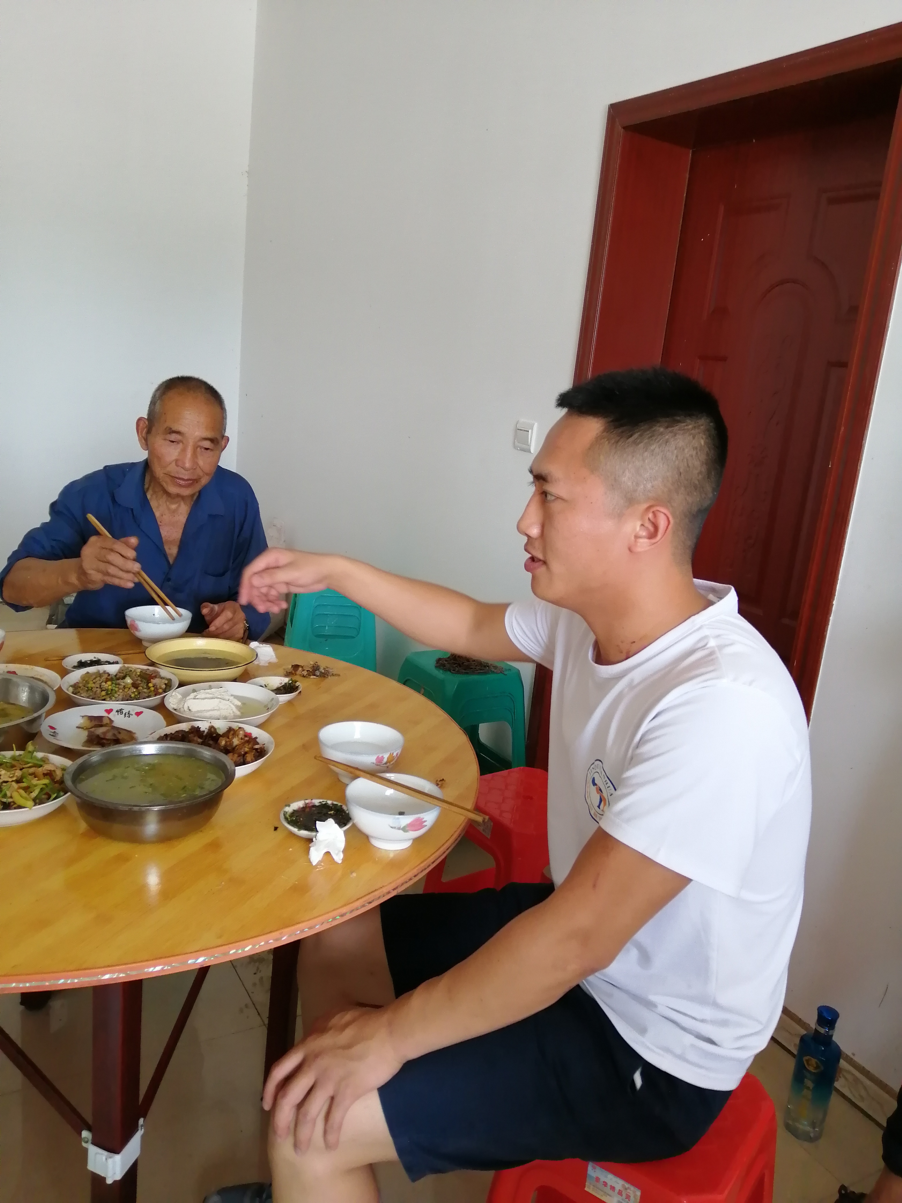 地震无情人有情      金秋年华献爱心